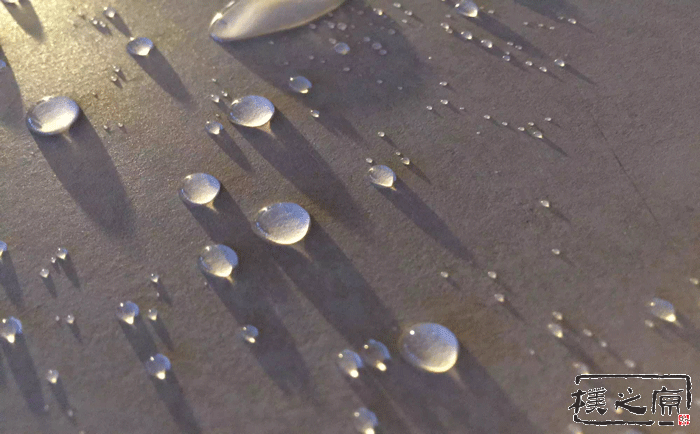 清水混凝土表面形成水滴